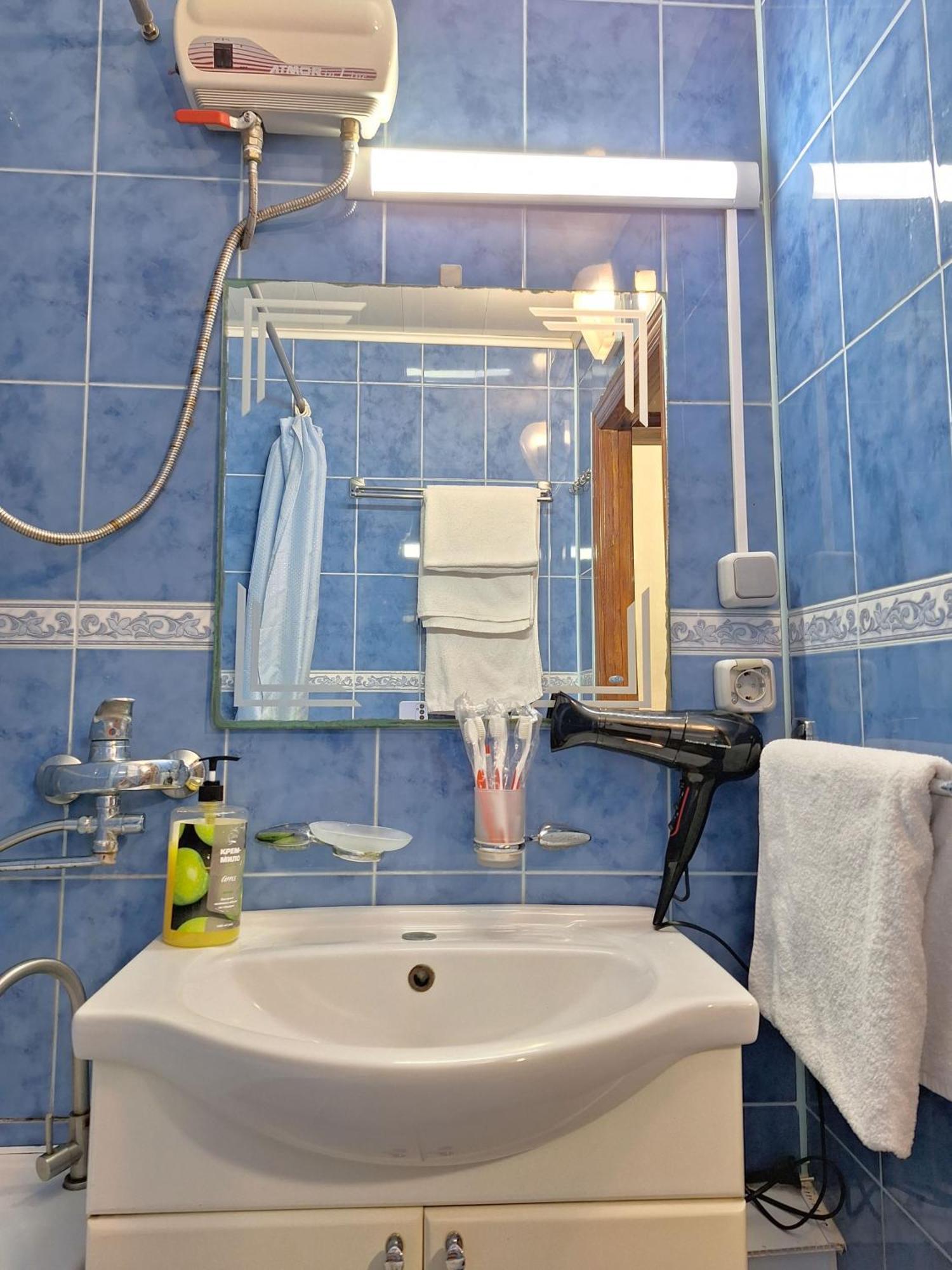 4 Ліжка З Балконом Документи Для Відряджень Мережа Alex Apartments Безконтатне Заселення 24-7 Poltava Exterior foto